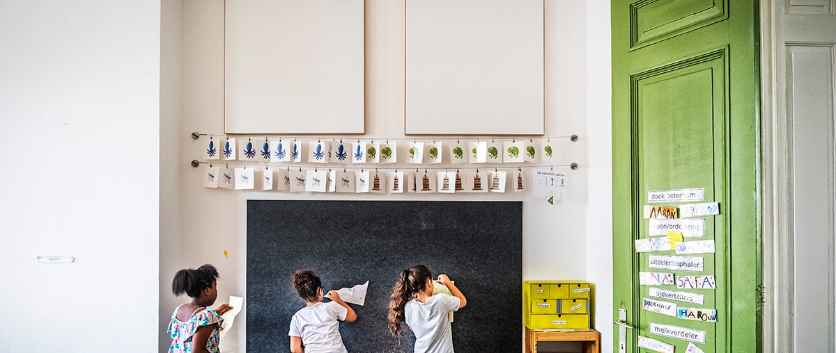 Akoestische panelen aan de muur van een klaslokaal